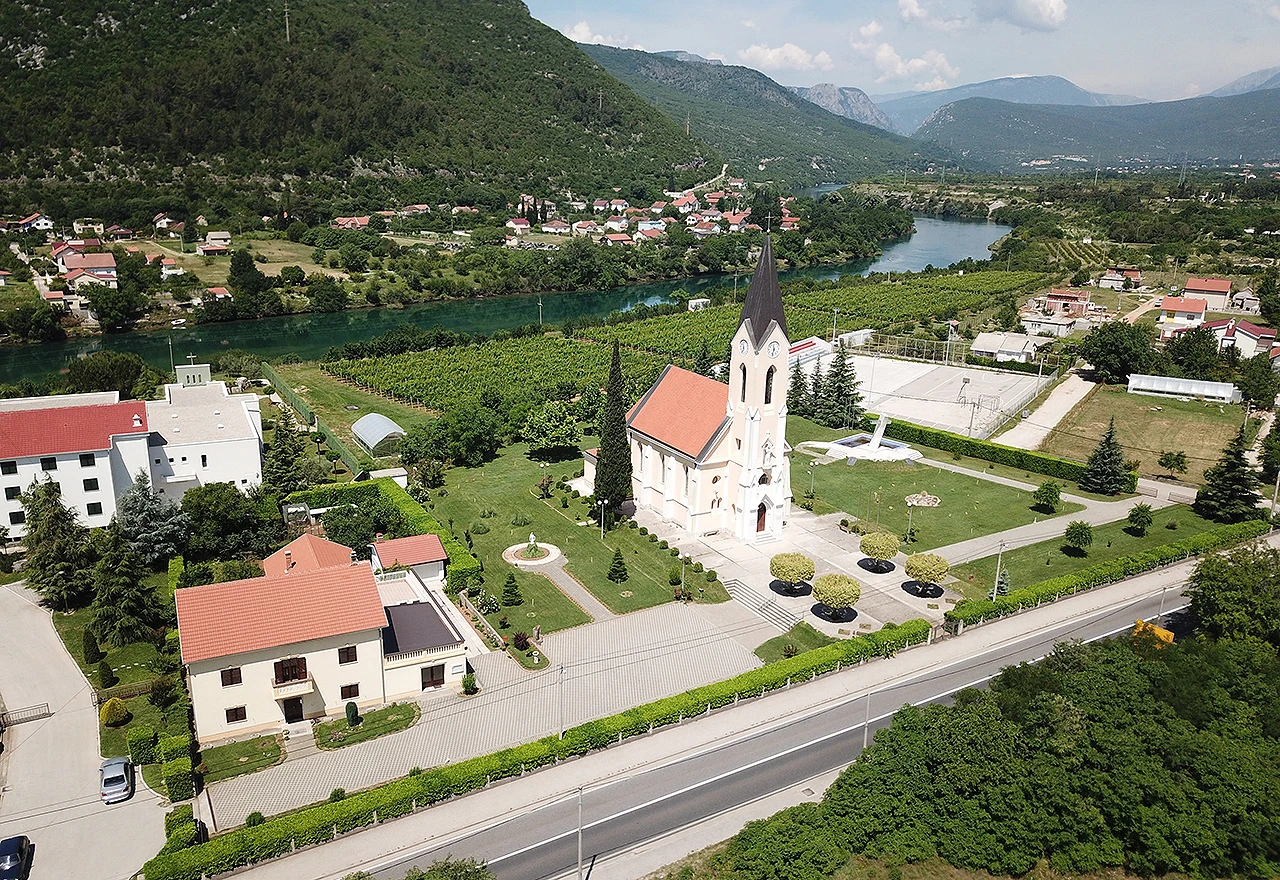 Kad se male ruke slože: Crkva klimatizirana, postavljen novi pod
