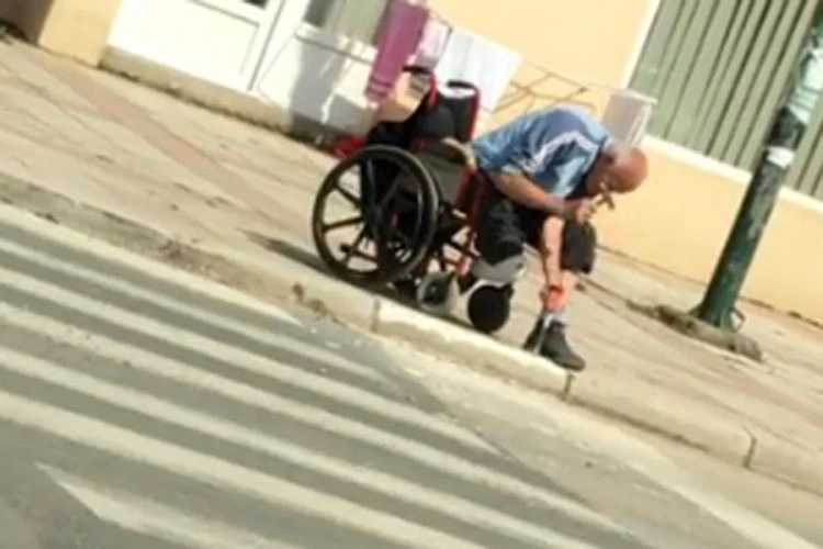 I to je BiH: U Invalidskim kolicima štemao trotoar da može proći