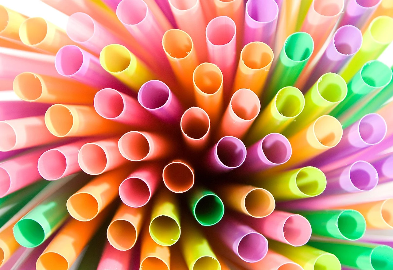 Pravi razlog zašto gradovi zabranjuju plastične slamke