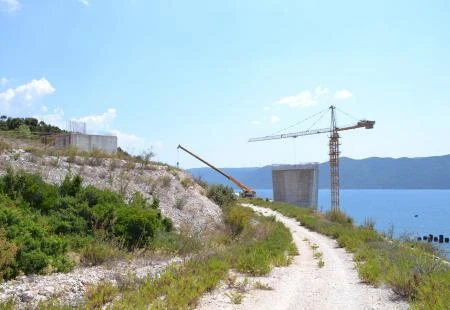 Nevrijeme oštetilo strojeve i zaustavilo izgradnju Pelješkog mosta