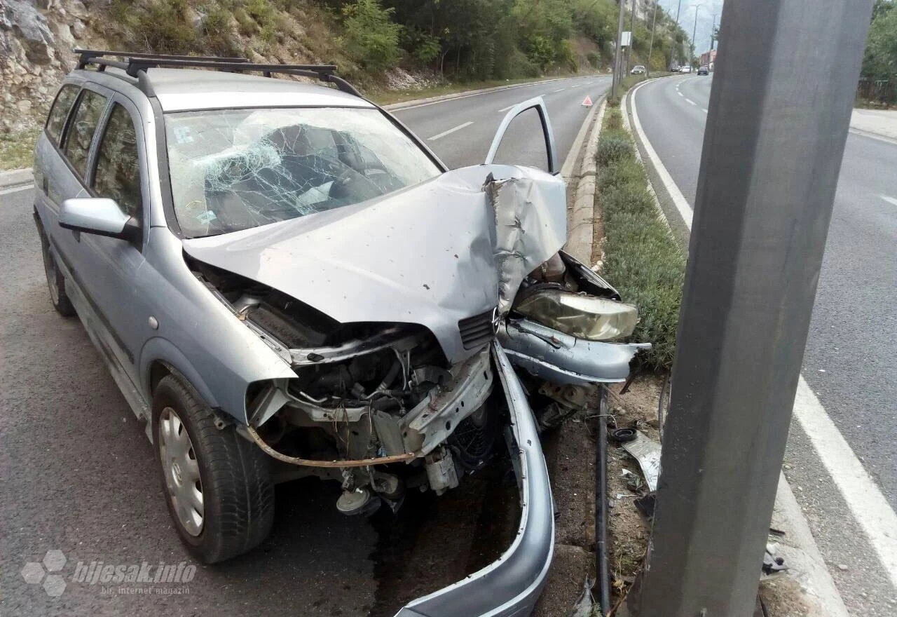 Mostar: Automobil se zabio u banderu, ozlijeđen Sarajlija