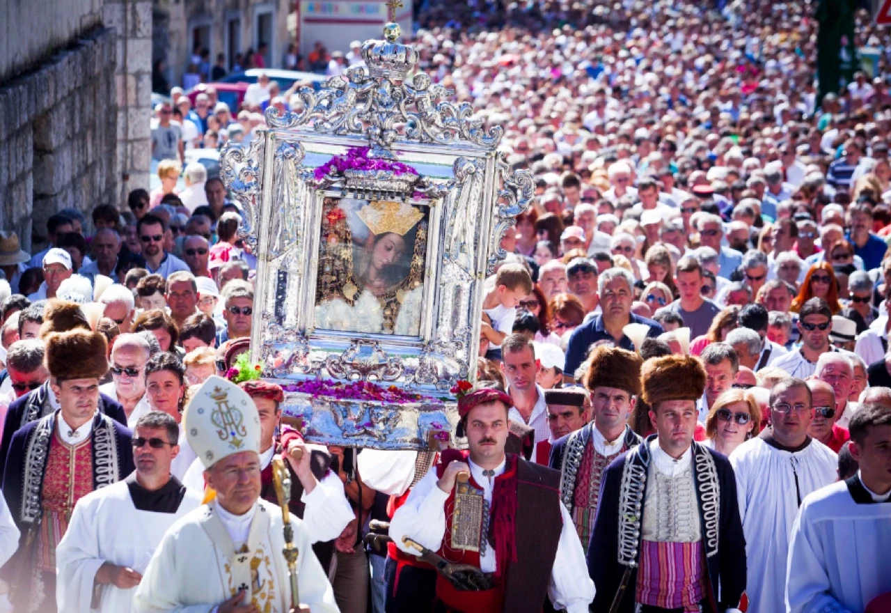 U svečanoj procesiji u Sinju i vjernici iz BiH