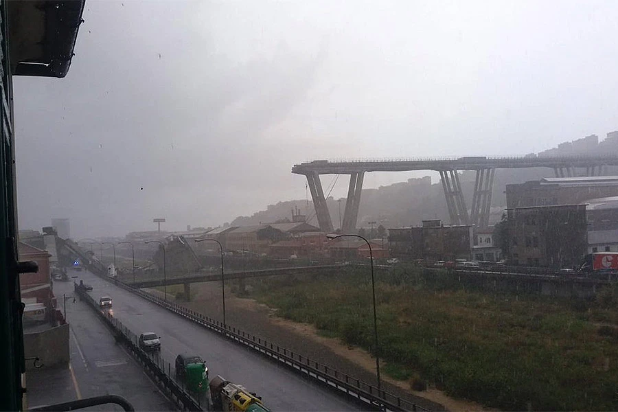 Urušio se vijadukt iznad Genove, deseci poginulih, automobili zatrpani pod ruševinama