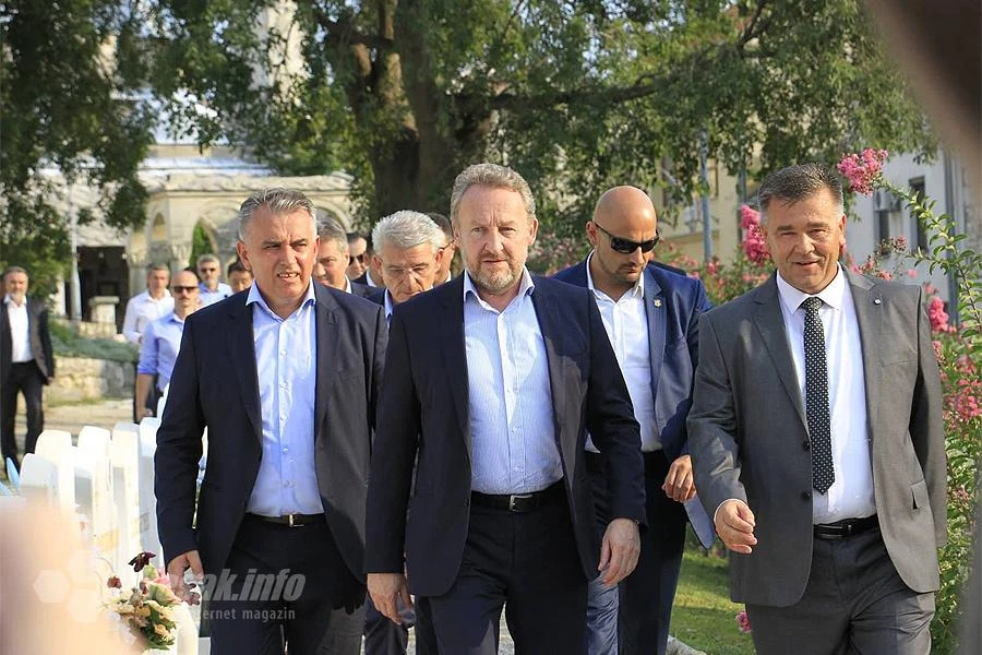 Izetbegović: Čović bi trebao znati da 50 posto Hrvata živi izmiješan s Bošnjacima