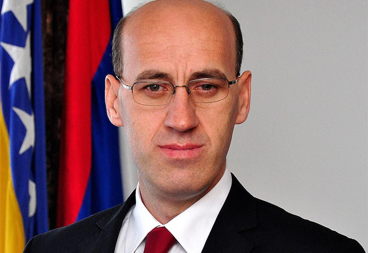 Salkić: Nemoguće je da ćirilica bude glavno pismo u RS