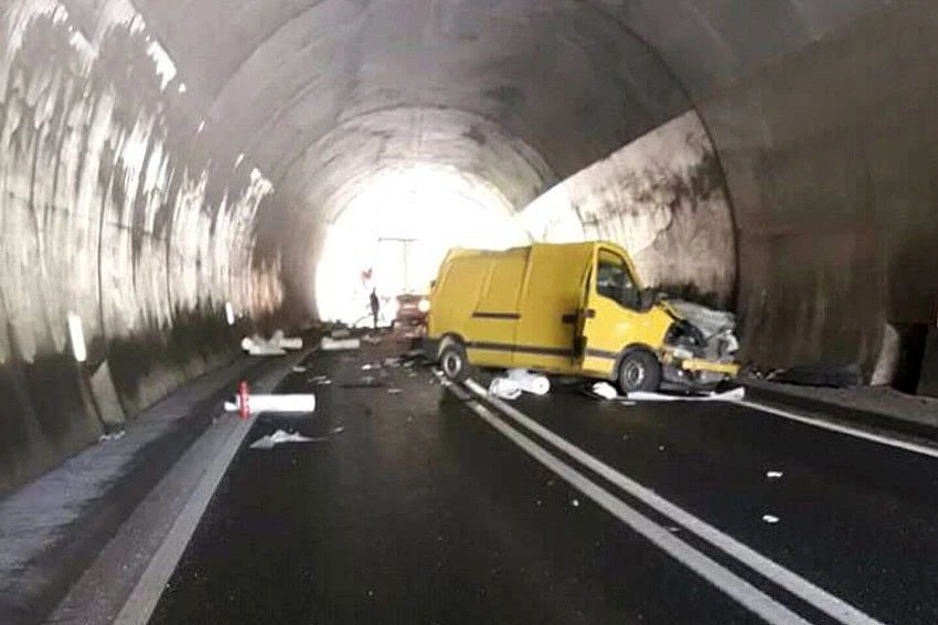 Dvoje mrtvih u teškoj nesreći u tunelu kod Olova