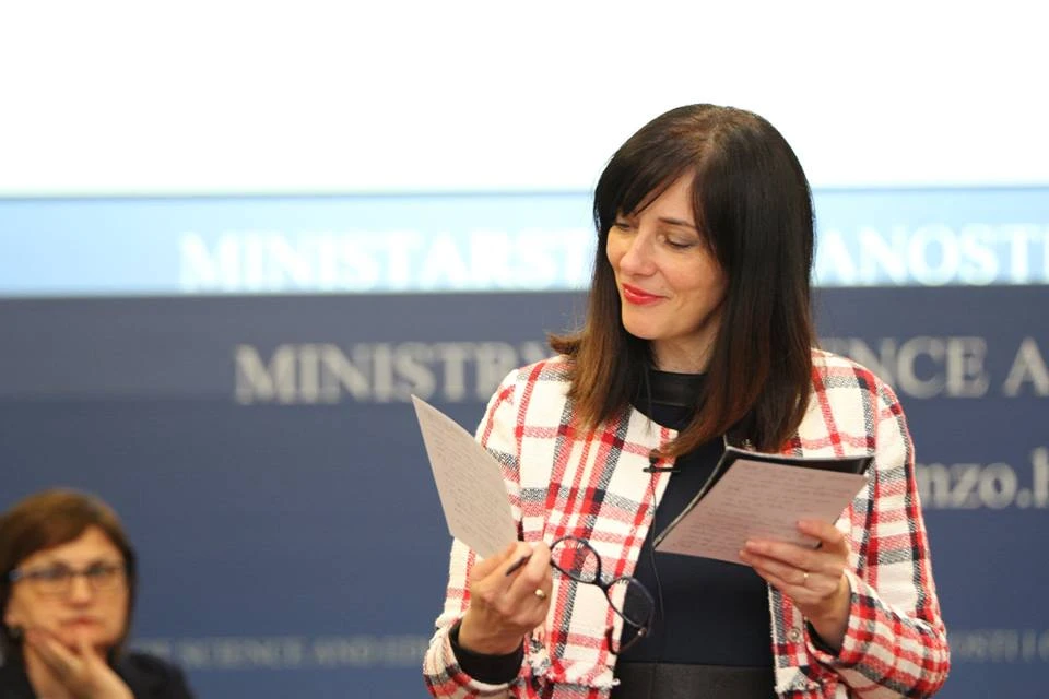 Ministrica tijekom rasprave u Saboru jela čokoladu