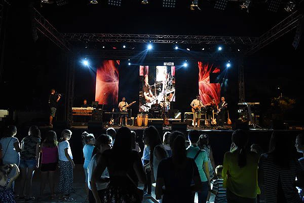 Koncerti filmske glazbe, posuških bendova, klapa, Divljih Jagoda…
