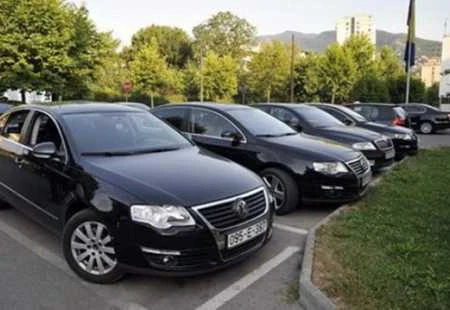 SDP traži stopiranje odluka o kupovini automobila i zgrade za Vladu FBiH