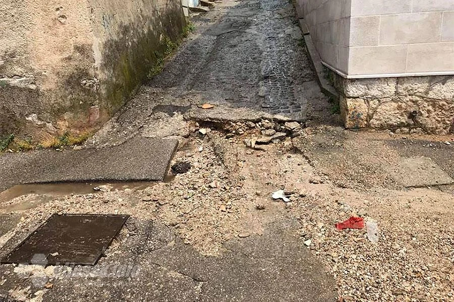 Rupičasti grad: Kiša opet otvorila zakrpljenu rupu
