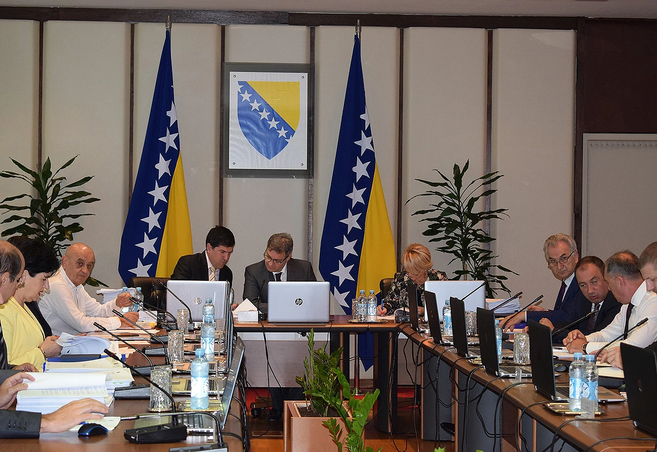 Plaće i naknade troškova zaposlenih u javnim institucijama iste kao i 2012. godine