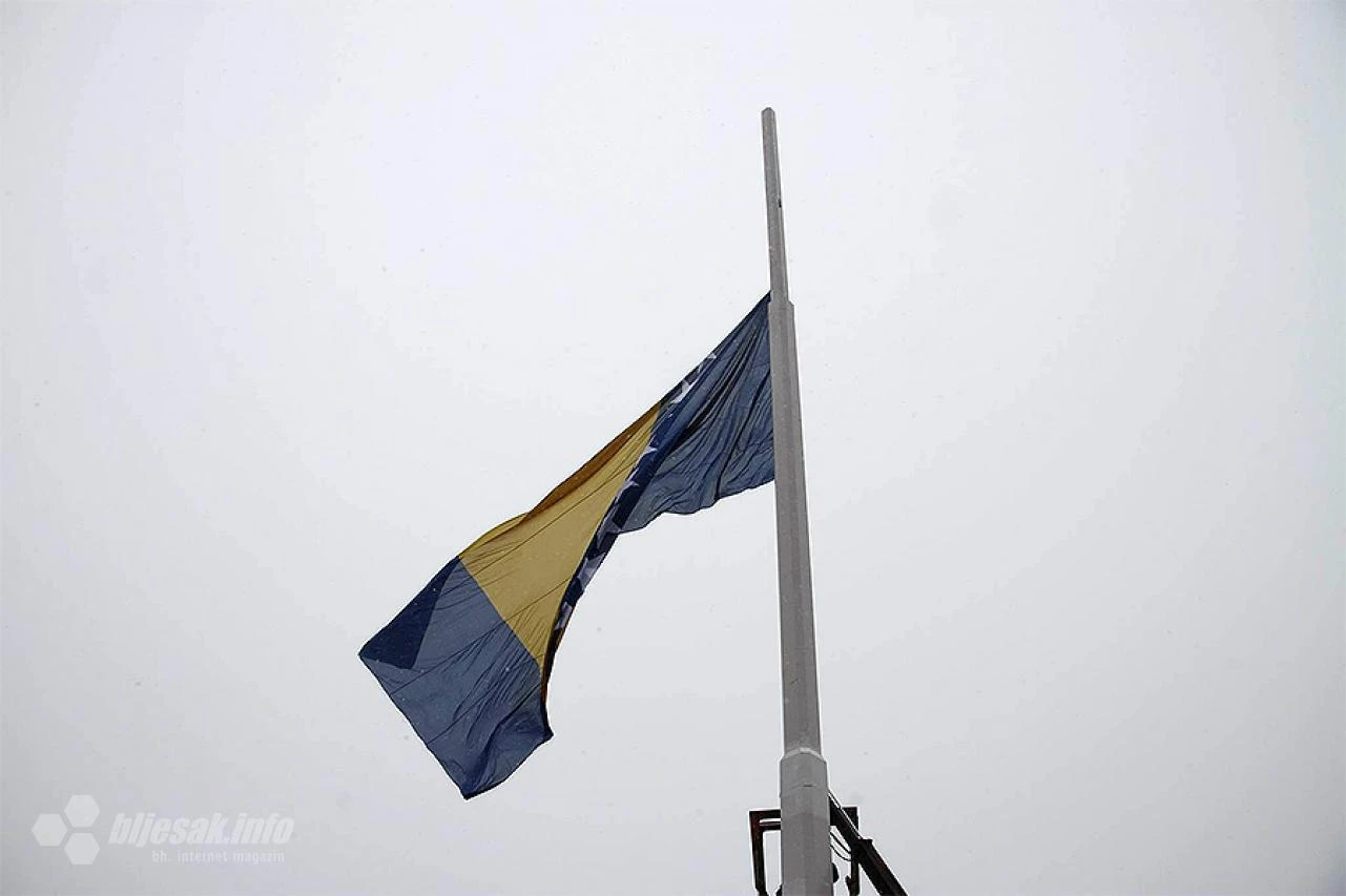 Zakon će nas naučiti okretati zastavu?