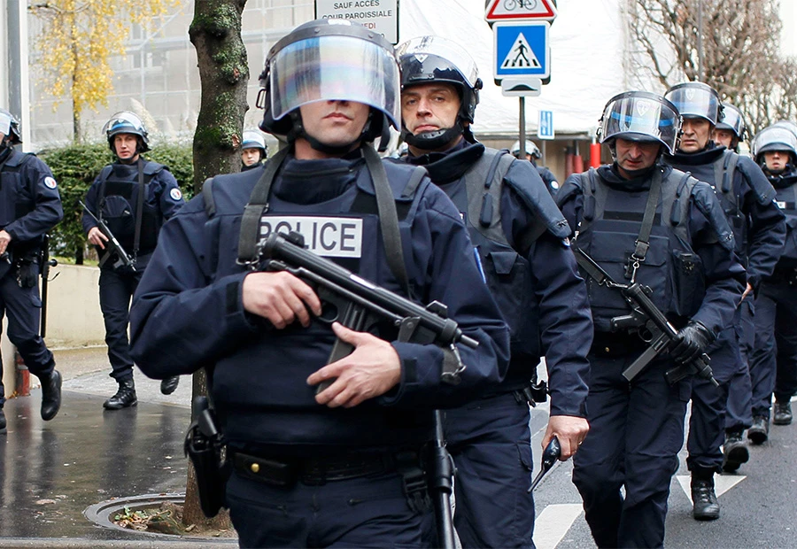 Pariz: Uhićen otmičar koji je držao taoce i polio ih benzinom