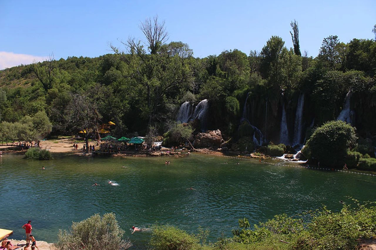 Grade se drvena staza i vidikovac iznad vodopada Kravica