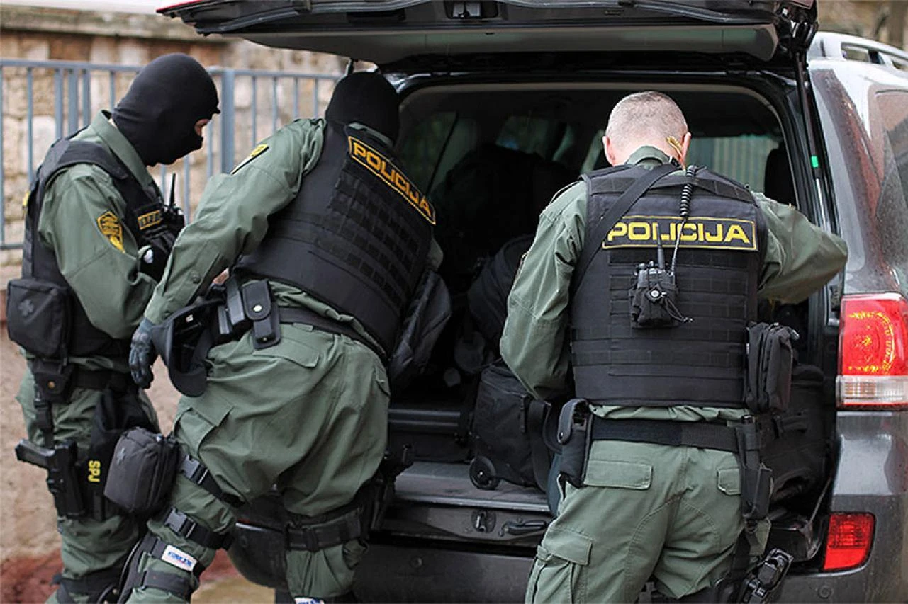 Federalna policija zbog iznude uhitila četiri osobe