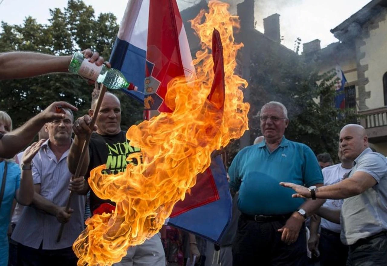Šešelj: I dalje ću gaziti hrvatsku zastavu