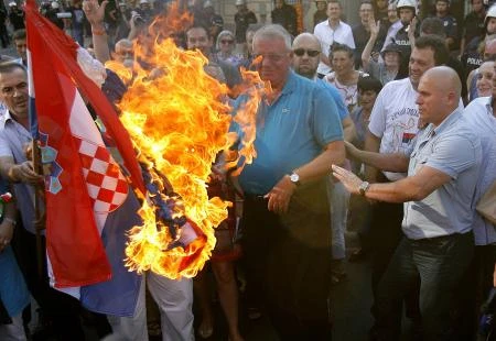 Šešelj psovao hrvatsko izaslanstvo i gazio hrvatsku zastavu