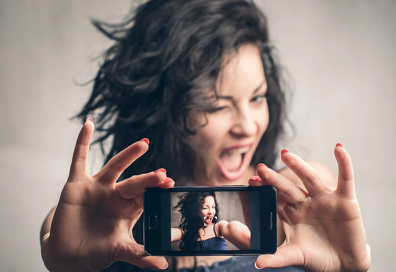 Iz svakog selfieja Facebook dobiva hrpu podataka