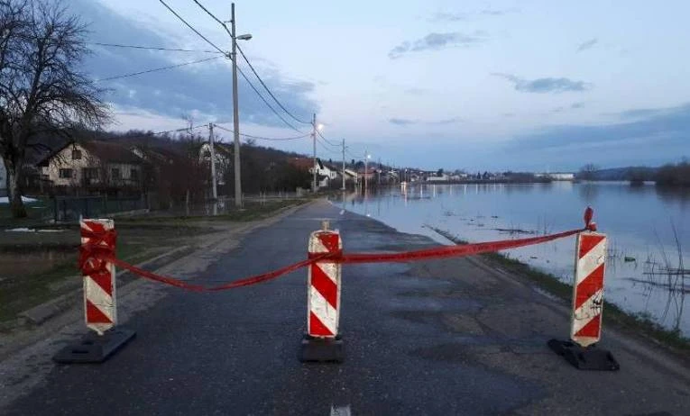 Poplave: Izlijevanje rijeke obustavilo promet