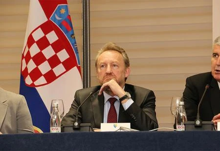 Njih četvero, ja i babo sami