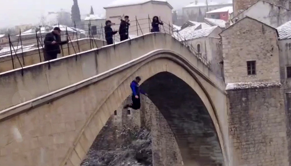 Skočio sa Starog mosta u ledenu Neretvu
