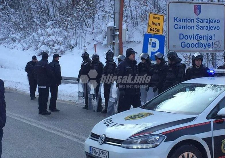 Specijalci odblokirali jednu prometnicu, traju pregovori s borcima