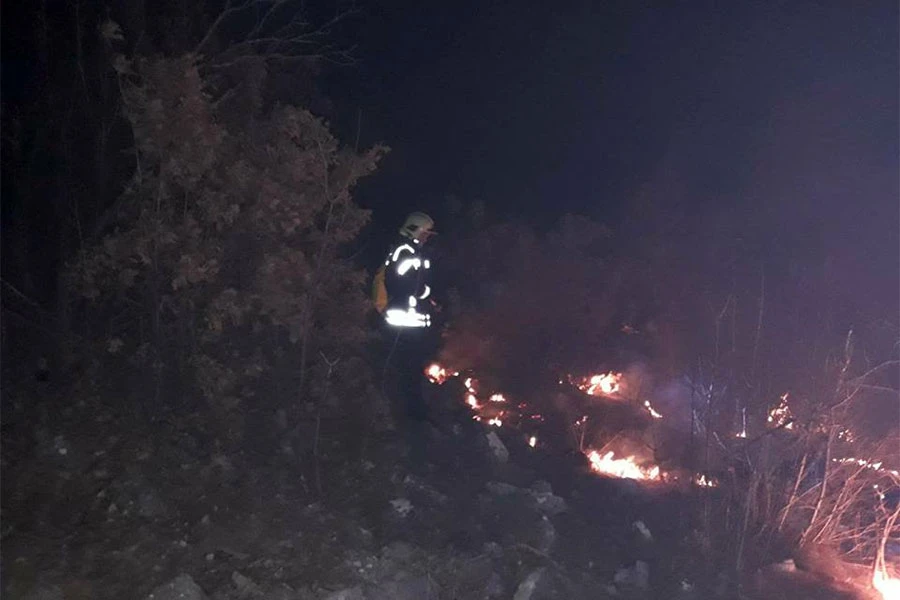Požar na Planinici i dalje aktivan