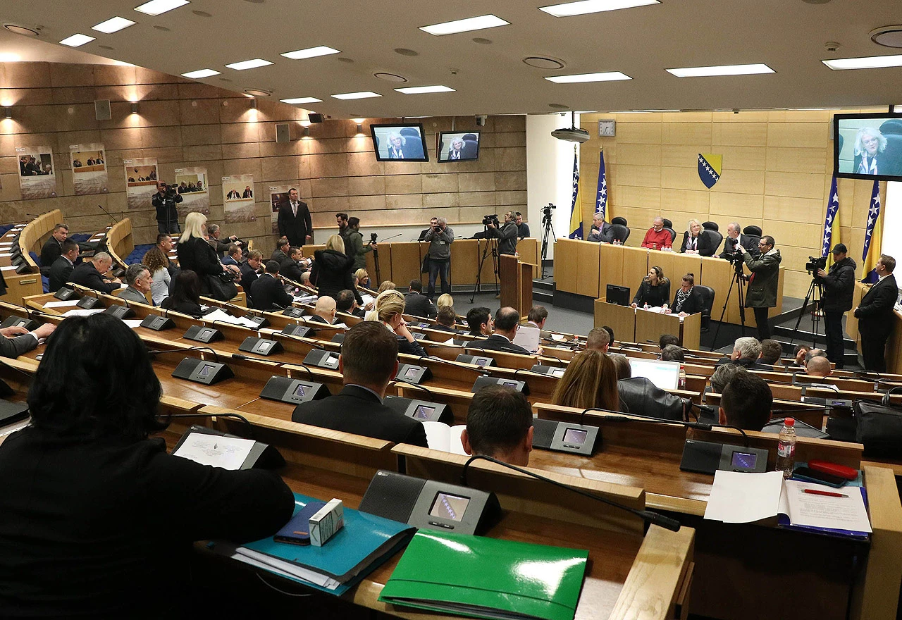 Odgođeno izjašnjavanje o prijedlogu izmjena Zakona o plaćama u institucijama