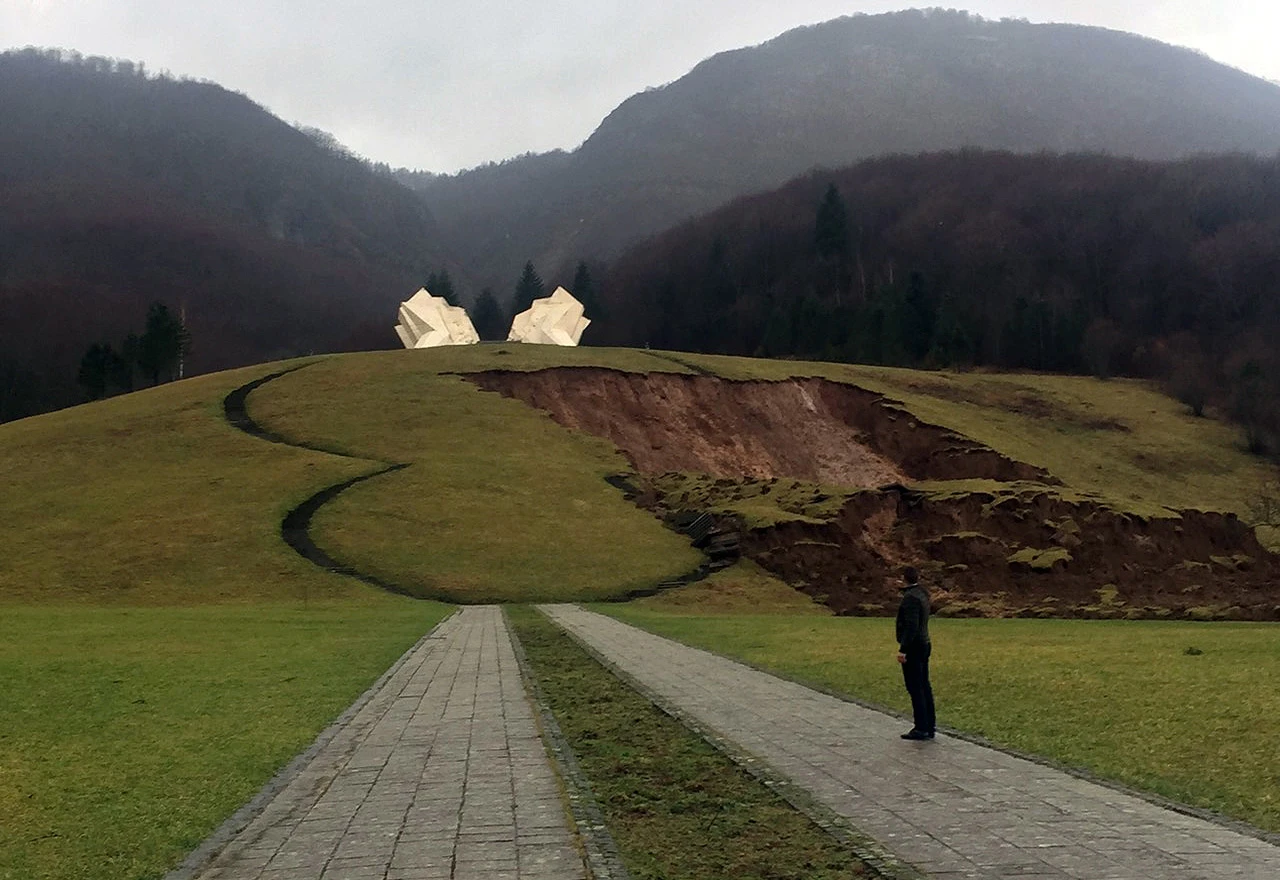 Klizište prijeti da ugrozi spomenik Bitke na Sutjesci