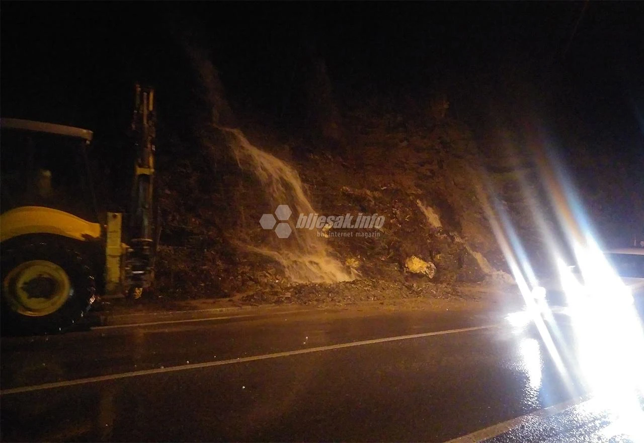 Jablanica - Mostar: Velike količine vode nanose kamenje na cestu