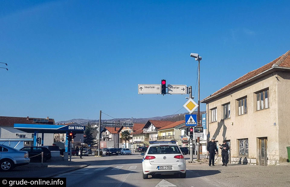 Policija s dugim cijevima blokirala Grude