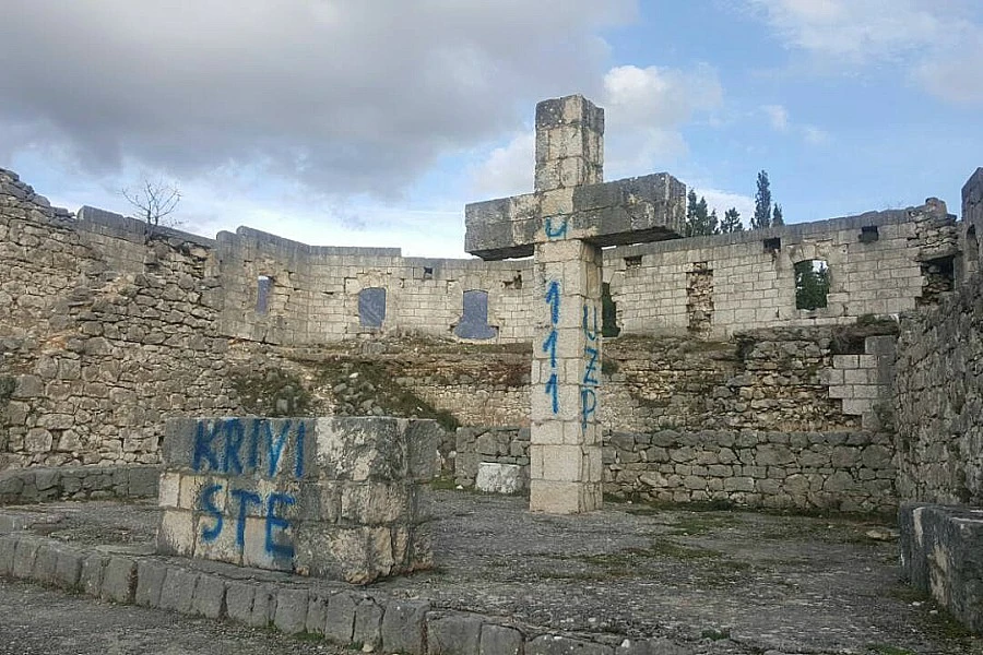 Stolački Križevac na meti vandala: Ispisali na križu i oltaru ''Krivi ste'', 'UZP'...