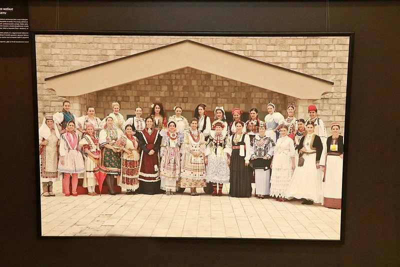 Otvorena izložba fotografija ''Hrvatske djevojačke nošnje u Europi i svijetu''