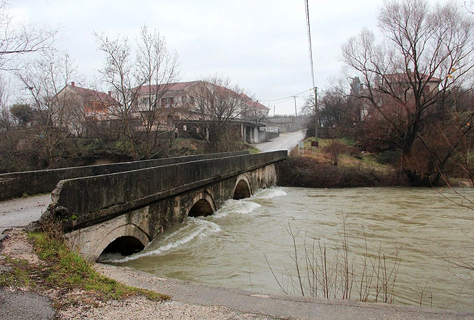 Rijeka Buna se izlila na kolnik