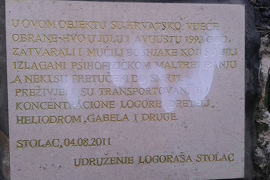 Oskrnavljena spomen ploča na bivšem logoru Koštana bolnica