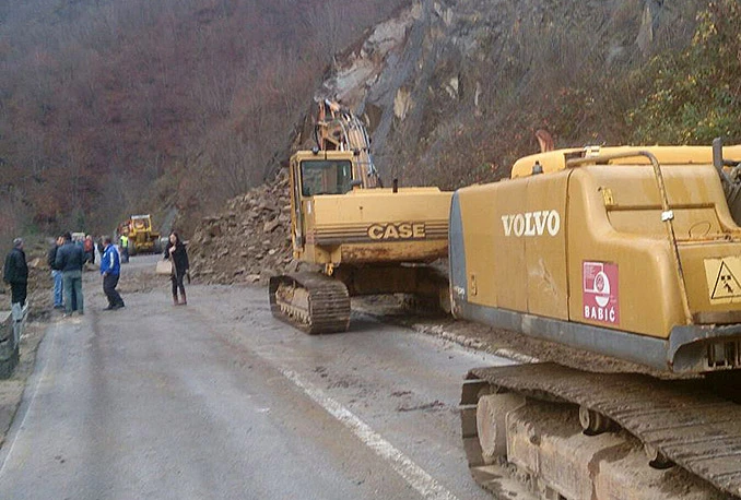 Preporučuje se oprezna vožnja zbog moguće poledice i učestalih odrona