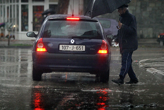 Odroni i skliska cesta: Vozači pozvani na opreznu vožnju