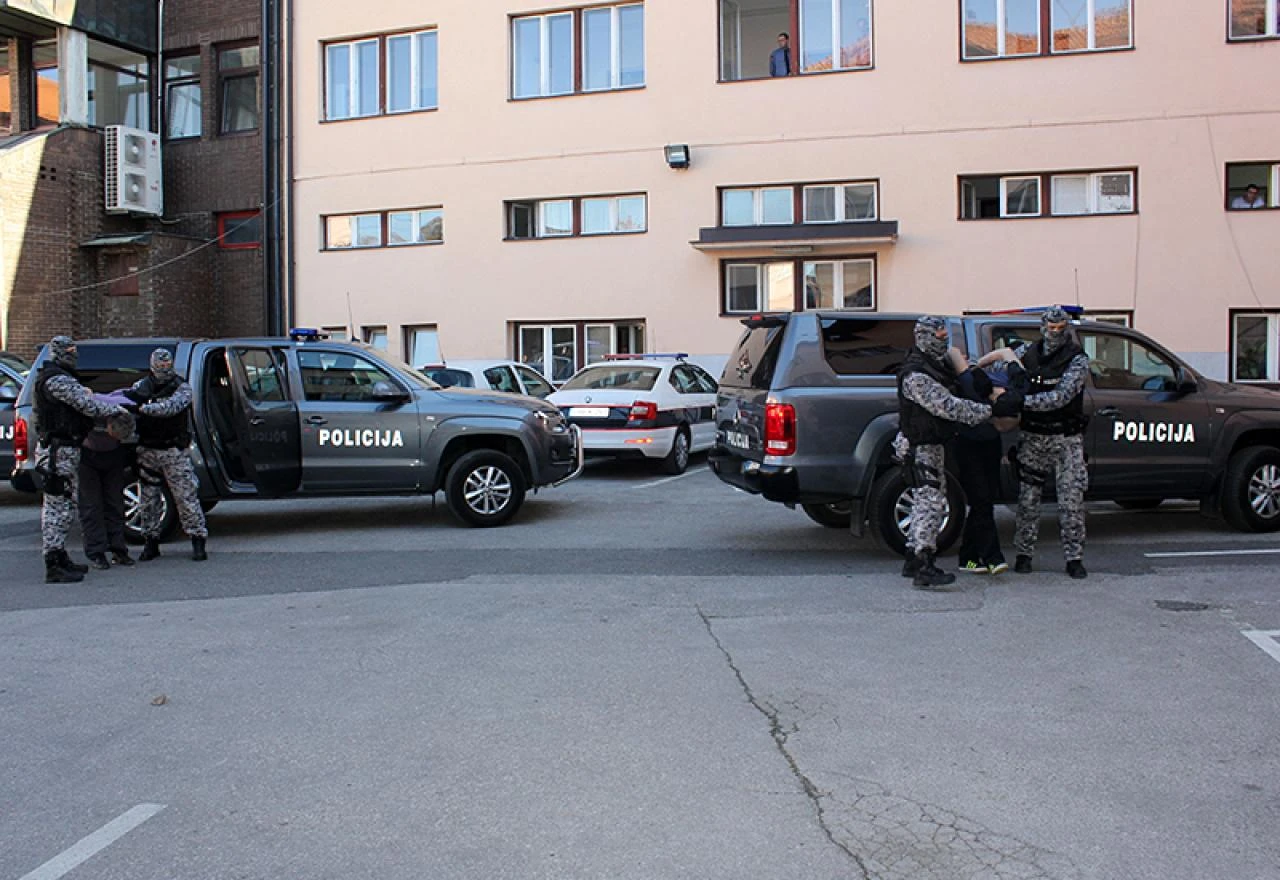 Uhićene tri osobe, otkriveno 16 kg kanabisa