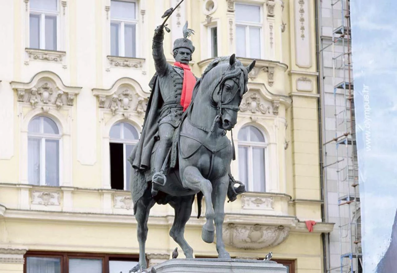 Dani kravate počeli vezanjem crvene kravate oko vrata bana Jelačića