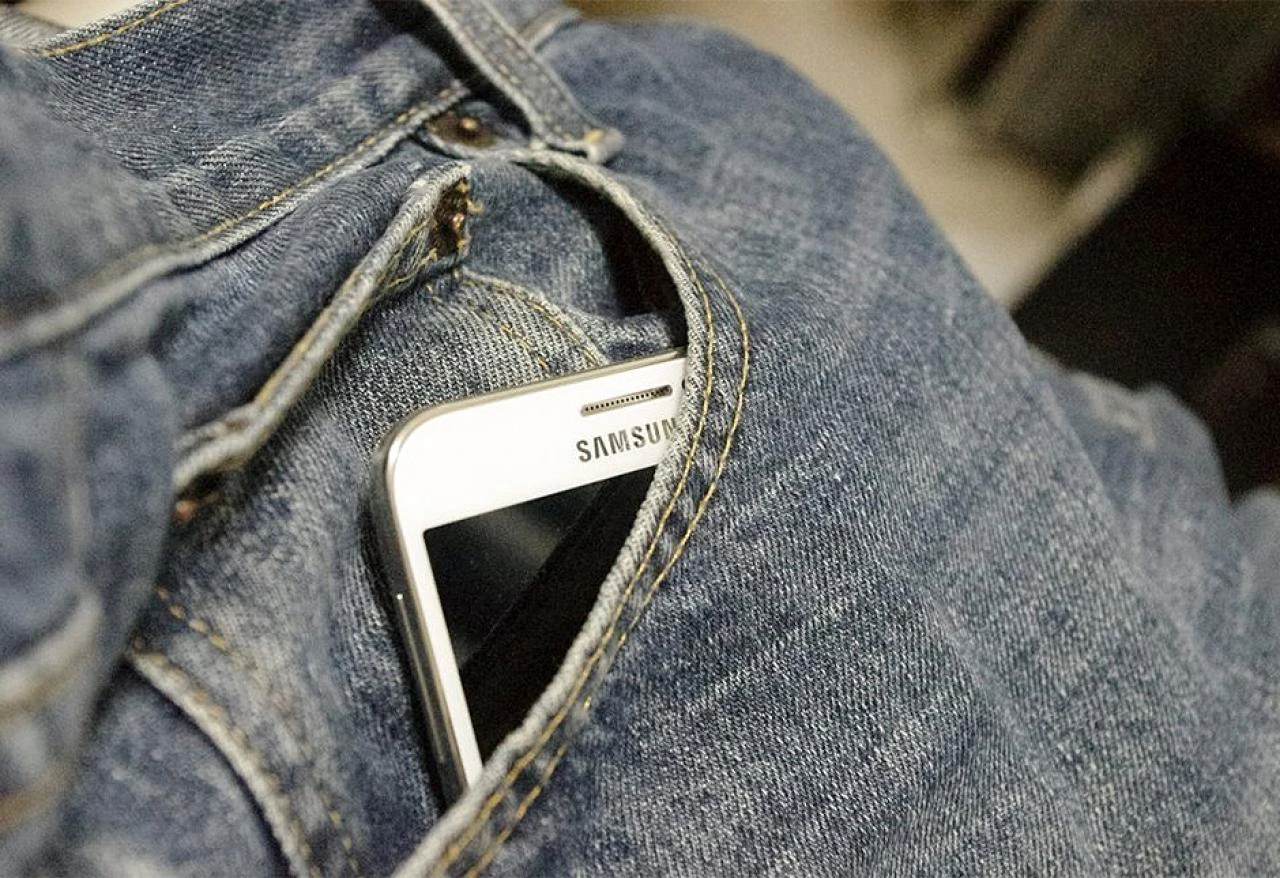Smijemo li mobitel nositi u džepu?
