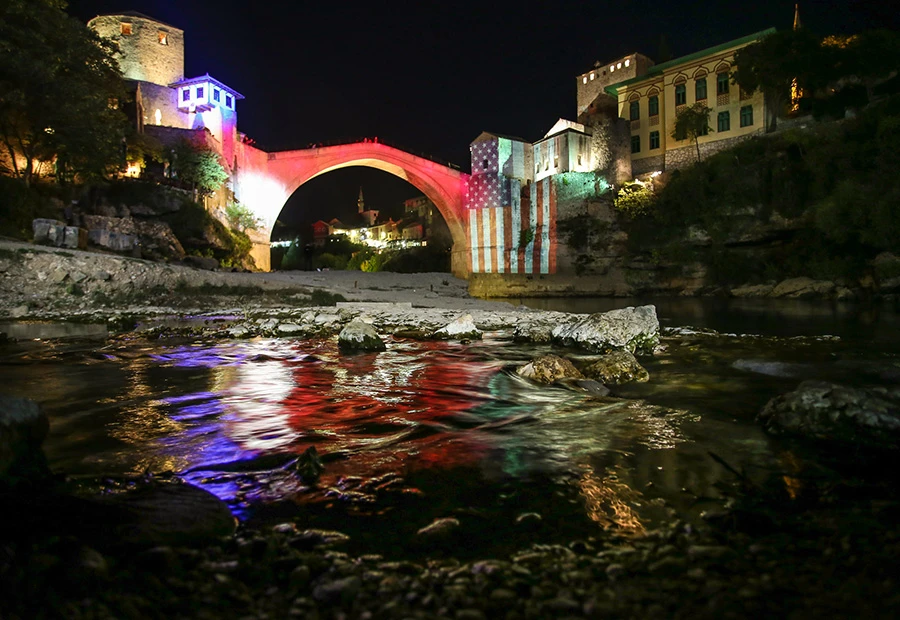 Stari most  u bojama zastave Amerike