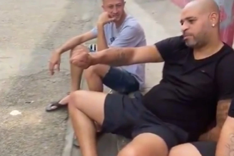 VIDEO I Adriano pijan na ulici, ne može stajati na nogama 