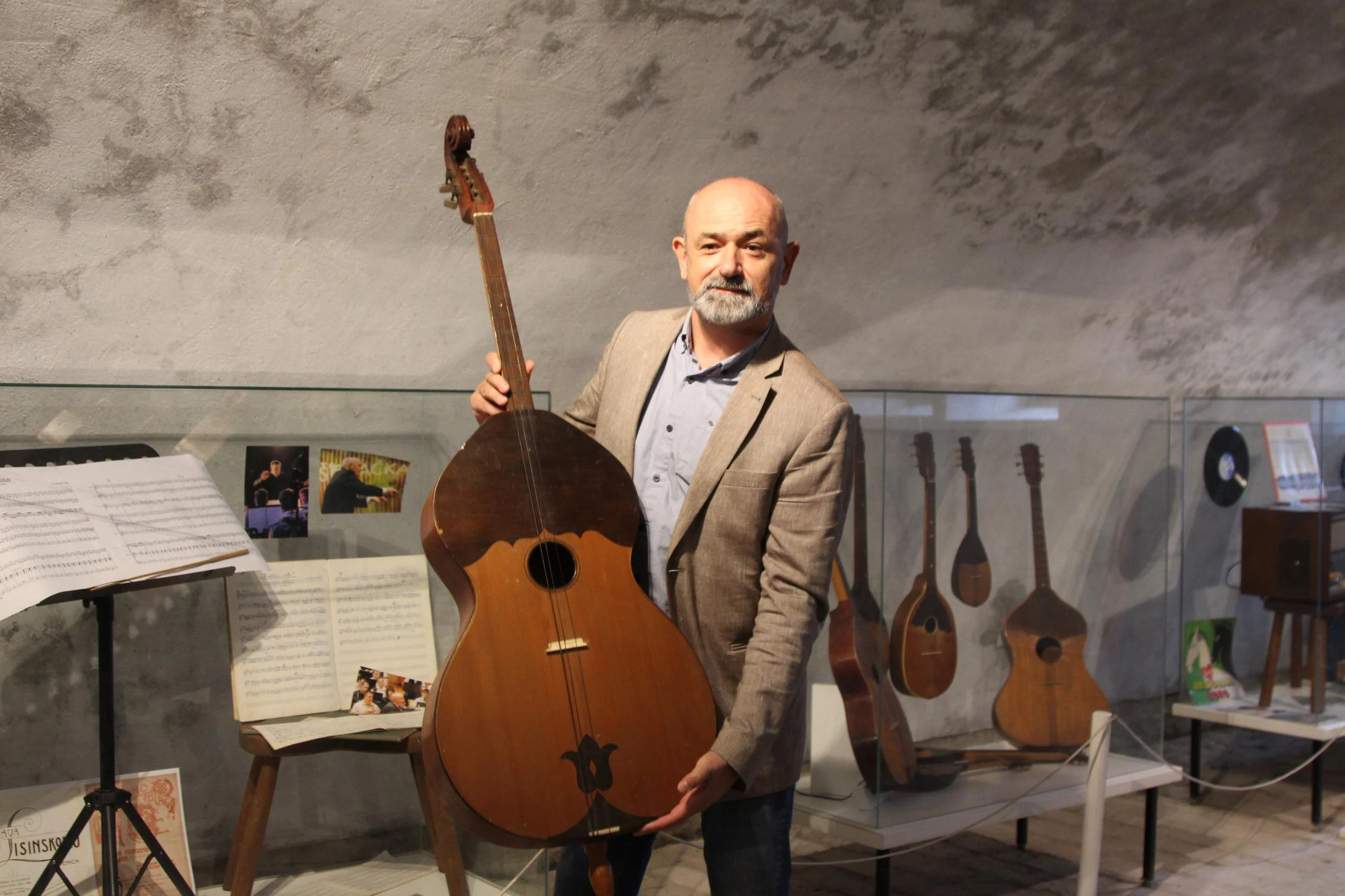 Tamburaški orkestar Mostar: Muzeju tambure u Slavonskom Brodu darovan vrijedan instrument
