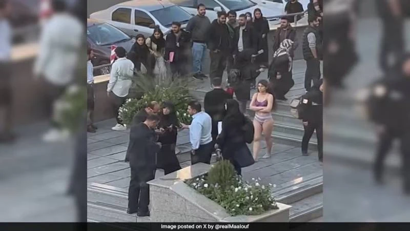 VIDEO | Neviđeni bunt: Mlada žena skinula se u donje rublje na iranskom sveučilištu