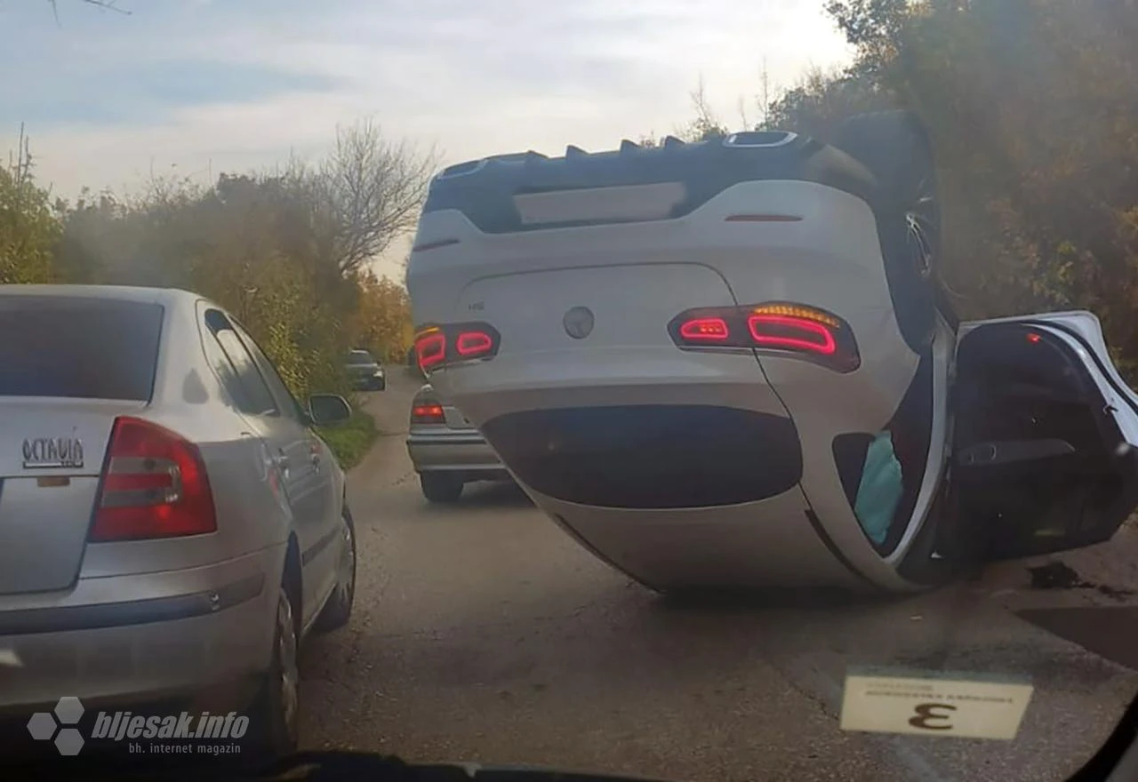 Nesreća na goranačkoj cesti - automobil završio na krovu
