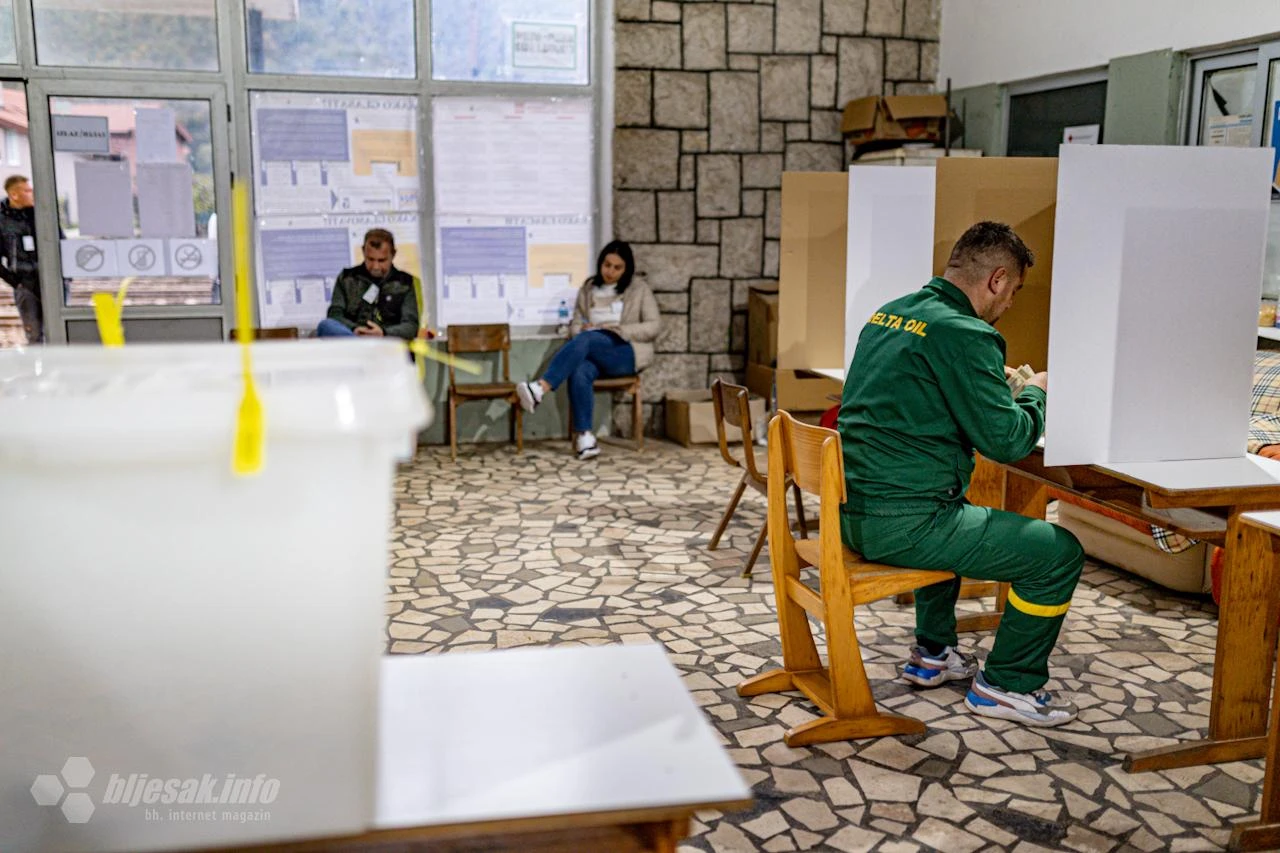 Nepravilnosti na biračkim mjestima u Jablanici - Više članova obitelji zajedno glasuje u kabini