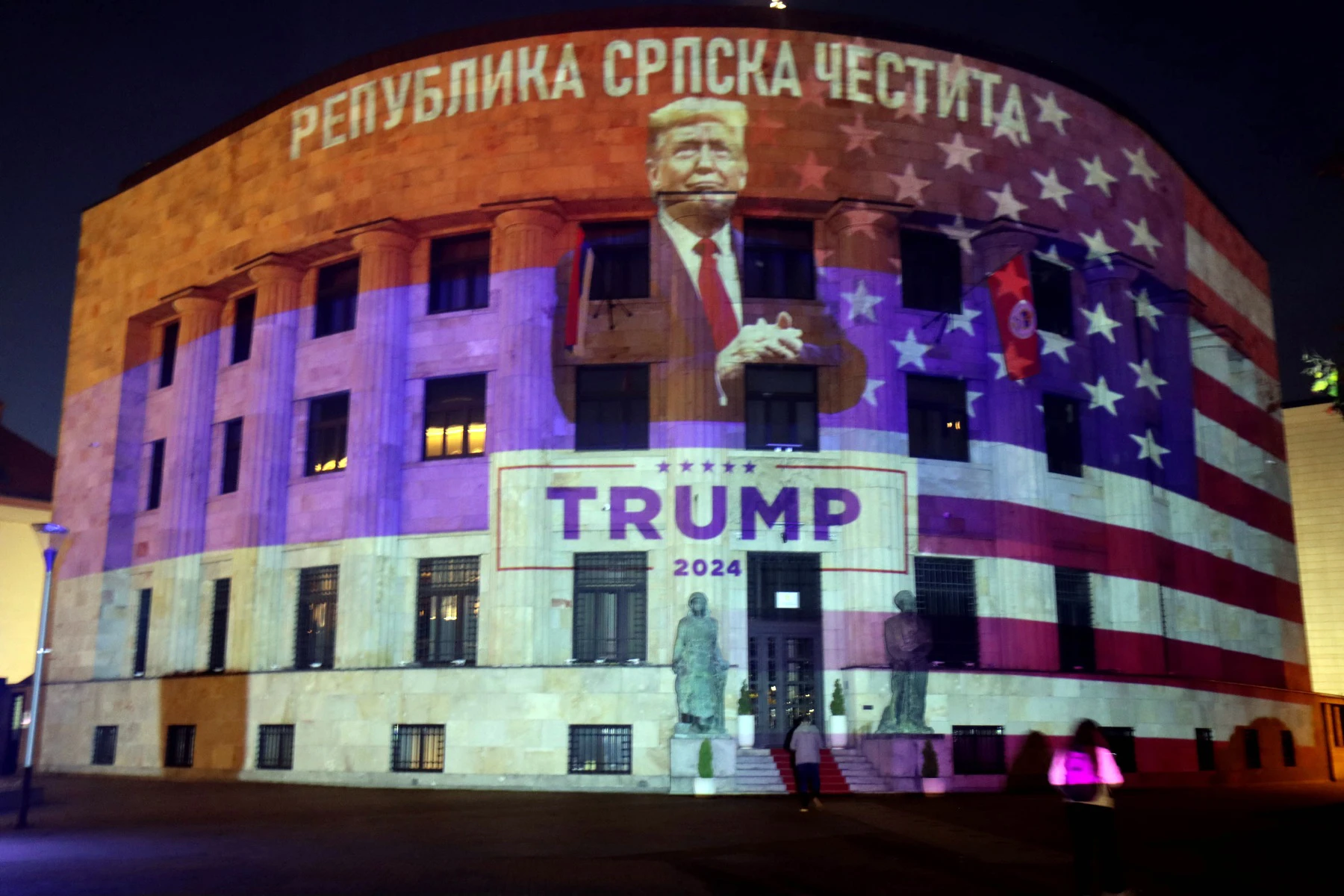 Palača Republike Srpske u Banja Luci u bojama američke zastave