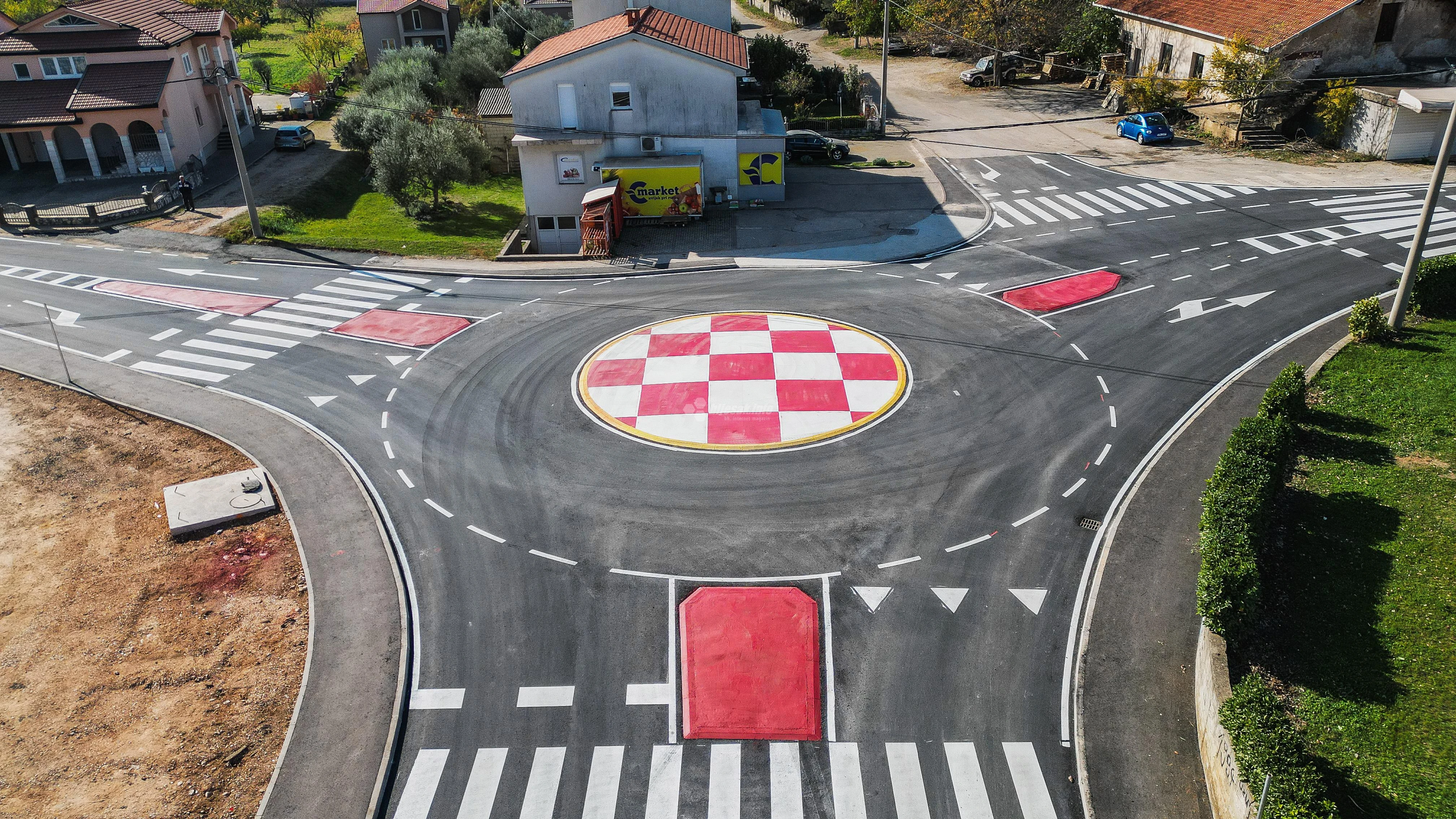 Šahovnica na kružnom toku u Donjoj Blatnici