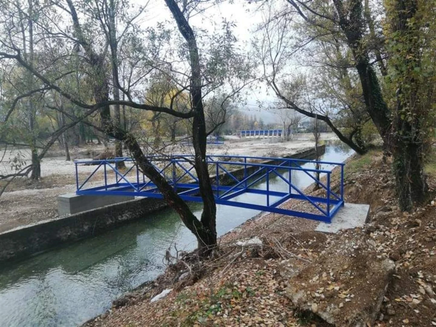 Postavljena su sva tri manja pješačka mosta na Bunici