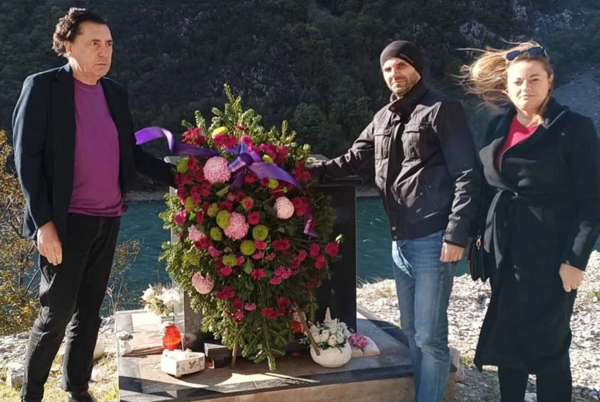 Položeno cvijeće u spomen na stradale studente kod Mostara